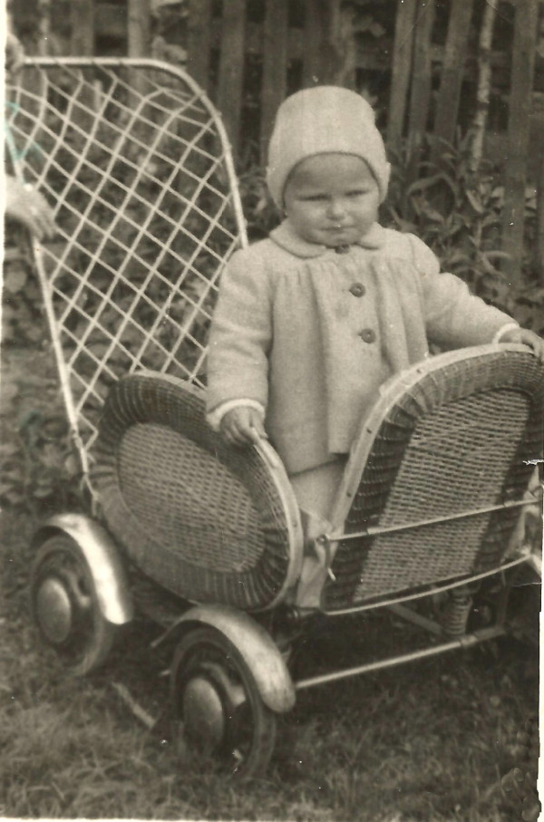Dziecko w wózku, z albumu rodzinnego Pawła Karnasa