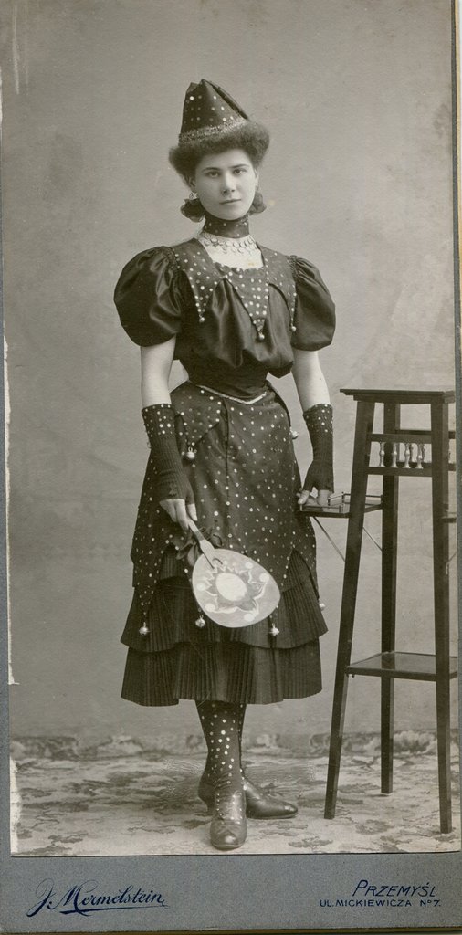 Portret kobiety w stroju na maskaradę, początek XX w., ze zbiorów MNZP