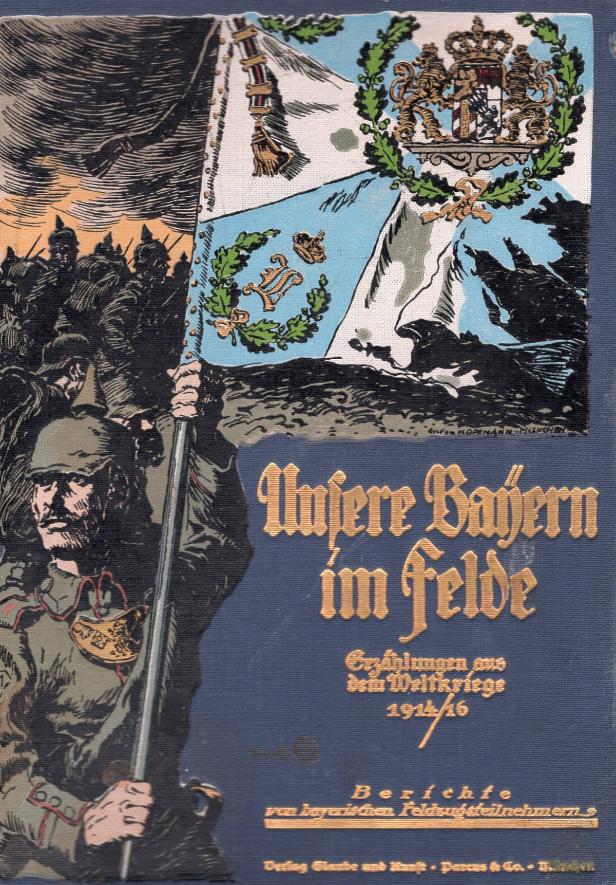 Jednym z ciekawszych nabytków Biblioteki MNZP w 2021 roku jest drugi tom wydawnictwa Unsere Bayern im Felde : Erzählungen aus dem Weltkriege 1914/16 : Berichte von bayerischen Feldzugsteilnehmern (Nasi Bawarczycy w polu: opowiadania z Wojny Światowej 1914/16: relacje bawarskich kombatantów, sygnatura 42044). Jak sam tytuł wskazuje, jest to antologia beletryzowanych relacji walczących w bawarskich jednostkach uczestników zmagań pierwszych dwóch lat Wielkiej Wojny. Zrozumiałe, że od wydawnictwa wydanego w apogeum wojny, nie można oczekiwać, iż będzie ono zawierać materiały o walorach naukowych; nie taki był jego cel – przede wszystkim miało ono krzepić wiarę w zwycięstwo i zachęcać do dalszych wyrzeczeń. Tym niemniej, także w tego rodzaju publikacjach można trafić na sporo interesujących szczegółów, przekazanych przez naocznych świadków krwawych zmagań. Dla czytelnika zainteresowanego historią Twierdzy Przemyśl szczególnie ciekawe mogą być relacje żołnierzy, którzy uczestniczyli w odbiciu twierdzy na przełomie maja i czerwca 1915 r. Bawarczycy walczyli w ramach dowodzonej przez gen. Paula v. Kneussla 11 bawarskiej Dywizji Piechoty, którą tworzyły m. in. 3 i 22 bawarski Pułk Piechoty, 13 rezerwowy bawarski Pułk Piechoty, 21 bawarski Pułk Artylerii Polowej, 19 i 21 bawarska Kompania Pionierów i trzy szwadrony jazdy. Dywizja wchodziła w skład Kombinowanego Korpusu gen. Kneussla, który był częścią niemieckiej 11 Armii gen. Augusta v. Mackensena1.  Prezentowana poniżej relacja Der Kampf um das Fort (Walka o fort) dotyczy wydarzeń związanych z walkami wokół fortu IX „Duńkowiczki”. Jest ona intweresująca także ze względu na jej autora – Colina Rossa.  Colin Ross (ur. 29 kwietnia 1885 r. w Wiedniu) był austriackim dziennikarzem, korespondentem wojennym i inżynierem. Studiował m. in. w Monachium i tam też odbył służbę wojskową w jednej z jednostek bawarskiej artylerii polowej. Przed wybuchem I wojny światowej był korspondentem wojennym na Bałkanach i w Meksyku. Zza oceanu do Europy wrócił w czasie kryzysu dyplomatycznego, który wybuchł po zamachu w Sarajewie na arcykcięcia Franciszka Ferdynanda i jego małżonkę 28 czerwca 1914 r. Przez Francję i Niemcy dotarł do Wiednia, skąd udał się do Monachium. Tam wstąpił – jako podporucznik rezerwy – do 7 bawarskiego Pułku Artylerii Polowej, z którym udał się na front zachodni.  Nie są znane szczegóły jego służby – 7 bawarski Pułk Artylerii Polowej nie wchodził w skład 11 bawarskiej Dywizji Piechoty. Relacja Der Kampf um das Fort pisana jest z punktu widzenia oficera artylerii, więc mogła to być jedna z baterii 21 bawarskiego Pułku Artylerii Polowej, ale też 5 bateria bawarskiego 2 Rezerwowego Pułku Artylerii Pieszej, również należąca do artylerii 11 dywizji. Sam Ross co prawda w 1916 r. spisał wspomnienia z pierwszych dwóch lat wojny (Wir draußen. Zwei Jahre Kriegserleben an vier Fronten ; Poza domem. Dwa lata przeżyć wojennych na czterech frontach), ale jak napisał we wstępie do nich, w tym czasie pełnił on służbę zarówno w piechocie jak i artylerii i niewiele o szczegółach w tym zakresie można z nich wyczytać, oprócz tego, że pierwsze pół roku wojny spędził we Francji, później, wraz z przygotwywaniem ofensywy w Galicji, trafił na front wschodni. W wydawanym w czasie wojny wydawnictwie „Illustrierte Geschichte des Weltkrieges” w 1915 r. ukazała się jego relacja ze szturmu na wzgórze Sękowa przeprowadzonego w czasie działań związanych z przełamaniem frontu pod Gorlicami na początku maja 1915 r. Został wówczas podpisany jako „adiutant w jednym z pułków artylerii polowej w armii gen. Mackensena w Galicji”2. W tym charakterze najprawdopodobniej walczył też pod Przemyślem na przełomie maja i czerwca 1915 r.  21 czerwca 1915 r. Ross (krótko po tym, jak awansowano go na porucznika) został ranny w czasie walk na Wołyniu. Leczenie było długie, w tym czasie zajmował się m.in. pracą nad Wir draußen. W kilku rozdziałach zawarł tu m.in. swe wspomnienia z walk o Przemyśl. Jeden z nich, zatytułowany Der Kampf im Fort XI (Walka w forcie XI), ma zasadniczo tę samą treść, jak prezentowana poniżej relacja3. Walk o Przemyśl dotyczył też jego tekst Wie wir Przemysl nahmen (Jak zajęliśmy Przemyśl), który ukazał się w 1916 r. w trzecim tomie wydawnictwa “Illustrierte Geschichte des Weltkrieges 1914/15”4.  Po rekonwalescencji nie wrócił do służby, ale rozpoczął pracę w Militärische Stelle des Auswärtigen Amtes, oddziale w niemieckiego Ministerstwa Spraw Zagranicznych zajmującego się m. in. propagandą.  W okresie międzywojennym zyskał rangę jednego z najważniejszych i najpopularniejszych reportażystów i pisarzy podróżniczych niemieckiego obszaru językowego. Był też jednym z pionierów reportażu filmowego. Po 1933 r. otwarcie deklarował swe narodowo-socjalistyczne sympatie, aczkolwiek dystansował się od antysemityzmu. W obliczu załamania się III Rzeszy, obawiając dostania się w ręce aliantów, 29 kwietnia 1945 r. popełnił wraz z małżonką samobójstwo w domu swego przyjaciela, Baldura von Schiracha, w Urfeld am Walchensee5.  Przypadająca na przełom maja i czerwca kolejna rocznica walk o odbicie Twierdzy Przemyśl przez państwa centralne, stanowi znakomitą okazję do przedstawienia relacji ppor. Colina Rossa z walk w okolicy fortu XI „Duńkowiczki”.  „Po przełamaniu linii umocnień fort XI miał zostać zajęty od wewnętrznej strony; ciężka artyleria wykonała tutaj solidną robotę. Potężne betonowe bloki rzucone siłą wybuchu leżą na dziedzińcu fortu, pomiędzy nimi zwłoki, które przysypane cementowym pyłem, są białe niczym mąka. Wejścia do wnętrza dzieła wydają się prowadzić do labiryntu pełnego przepaści.  MPF-130 Fort XI DuńkowiczkiZ dziedzińca bez trudu przechodzi się do fosy. Przed nią, szerokie na wiele metrów zasieki, są nadal prawie nietknięte; po przedarciu się przez nie atakujący musieliby jeszcze pokonać fosę. Jej dno zabezpieczone jest przeszkodami z drutu i minami. Następnie pojawia się pionowa ściana, a po niej stroma pochyłość z kolejnymi zasiekami. Fosa może być ostrzeliwana wzdłuż z kojców.  Zostały one trafione pociskami ciężkiej artylerii. Mury się zawaliły, ścieżka wśród gruzów i kamieni prowadzi dalej. W ścianie jest szczelina, zasieki za nią są zniszczone. W pewnym momencie droga w górę nasypu za ścianą jest wolna. Dwa wewnętrzne dziedzińce są w połowie zasypane6. Masy ziemi z nasypów, które wznosiły się za nimi, osunęły się. Wygląda to jak górskie rumowisko. Stanowiska karabinowe na na baterii w wielu miejscach pękały, na betonowych ścianach widać szczeliny i rysy, prowadzące do stanowisk żelazne schody zostały zerwane i wyrzucone na dziedziniec.  Stanowisko baterii na górnym wale jest puste, strzelające z odkrytych pozycji działa byłyby łatwym celem dla artylerii szturmowej. Jednak na obu skrzydłach wału znajdują się działa osadzone w masywnych, opancerzonych betonowych tradytorach.  Oba zostały uszkodzone przez bezpośrednie trafienia. Południowo-wschodni7 jest całkowicie zniszczony. To, co kiedyś było solidną konstrukcją ze zbrojonej stali i twardego jak skała betonu, która zdawała się być zbudowaną na wieczność, jest teraz kupą gruzu i żelastwa. Wygląda jak krater otoczony skalistymi górami, którym kształt nadają ogromne, popękane bloki cementu. Wystają zeń pogięte żelazne szyny i stalowe płyty. Zniszczone działa są całkiem zasypane.  Tradytor w północno-zachodniej części fortu nie został tak poważnie uszkodzony8. Z zewnątrz przez wąskie szczeliny nadal widać wyloty luf dział. Tylko jedna ściana boczna została uderzona i wyłamana. Jest wystarczająco dużo miejsca między postrzępionymi blokami a wygiętym żelazem, aby można było wczołgać się do stanowisk dział. Panuje tu półmrok. Oko powoli przyzwyczaja się do ciemności i można rozpoznać, że sufit częściowo się zawalił. Mocne dźwigary i 1,5-metrowe betonowe sklepienie są rozerwane jak gdyby zbudowano je z brzozy i luźniej ziemi. Działo w lawecie stoi nienaruszone za pancerzem. Jednak jego obsługa ucierpiała. Jeden kanonier leży roztrzaskany pod ciężkimi żelaznymi drzwiami prowadzącymi do sąsiedniego pomieszczenia. Ciśnienie powietrza mogło wyrwać je z zawiasów i rzucić na niego. Drugi został zmiażdżony przez spadający kamienny blok. Sąsiednia kazamata jest całkowicie nienaruszona. Działo, które wypełnia większość pomieszczenia, pobłyskuje w bladym świetle. Wszystkie jego mechanizmy funkcjonują. To jedno, nienaruszone działo, pomimo wszystkich zniszczeń spowodowanych morderczym ostrzałem, uczyniłoby fort warownią nie do zdobycia, gdyby nie to, że po bezpośrednim trafieniu w sąsiednie pomieszczenie, pozostała przy życiu reszta załogi nie uciekła w panice.  MPF-1865 Zniszczony fort XI DuńkowiczkiZa działem żelazne schody prowadzą stromo w górę na stanowisko obserwacyjne oficera kierującego ogniem. Pod lekko spłaszczoną, łukowatą pancerną kopułą, jest miejsce tylko dla jednego człowieka. Wąska szczelina pozwala obserwować okolicę. Kopułę, do której przymocowany jest pierścień z podziałką, można lekko obracać we wszystkich kierunkach za pomocą pokrętła. Słońce nagrzewa stalowy sufit. W niskim, dusznym pomieszczeniu jest nieznośnie wilgotno i nieprzyjemnie.  Działa w kojcach również są nieuszkodzone, podobnie jak jedna z wież pancernych.  W betonowym przejściu między dwoma wewnętrznymi dziedzińcami znajduje się cenna, ale budząca grozę pamiątka po ostrzale: niewypał z 42-centymetrowego moździerza. Pocisk przebił się przez nasyp i betonowy strop, po czym utknął w sklepieniu nie eksplodowawszy. Wisi nad naszymi głowami, groźnie i niesamowicie. Pocisk wystaje z sufitu na jedną trzecią swojej długości, wciśnięty między mocne żelazne dźwigary, wygięte jak wosk9.  Pocisk przebił beton i stal, a jego czubek wystaje z sufitu nieuszkodzony, nienaruszony, jakby właśnie wyszedł z fabryki; na jego spiczastym czubku nie widać odprysków ani otarć! Siła uderzenia spowodowała tylko pęknięcia i szczeliny w ścianach oraz nieznacznie wypchnęła fragmenty ściany w niektórych miejscach.  Liczne pomieszczenia i kazamaty w forcie zachowały się w stanie nienaruszonym, odnaleziono też stosunkowo niewielką liczbę zabitych. W większości pomieszczeń widoczne są jednak znaczne pęknięcia i szczeliny, które powstały, gdy w pobliżu uderzyły ciężkie pociski. Przeżycie ostrzału fortu przez nowoczesne działa najcięższych kalibrów musi być niemożliwym do wyobrażenia, przerażającym doświadczeniem.  Załoga fortu XI dzielnie przetrwała pierwsze 24 godziny. Tak, nawet potem strzelali do nas z nieuszkodzonych dział. W pokoju komendanta znaleźliśmy kawałek korpusu i zapalnik 42-centymetrowego granatu, który załoga musiała przytaszczyć dla swojego dowódcy jako cenną pamiątkę. Wytrzymali zatem pierwszą dobę. Ale kiedy zaczęło się drugie bombardowanie, każdy mógł obliczyć, ile czasu zajmie, nim wyciągnie śmiertelny los – wówczas wszystkich zawiodły nerwy. To doprowadziło do tego, że nasza piechota mogła zająć fort bez walki. Wówczas znajdowało się w nim około 20 ludzi, którzy bez oporu dali wziąć się do niewoli. W innym forcie załoga wyszła naprzeciw atakujących z podniesionymi rękami, drżąc i żegnając się; wielu spośród nich było albo głuchych, albo bliskich obłędu. Rosyjscy oficerowie wciskali niemieckim dowódcom pieniądze, zegarki i papierośnice, jąkając się błagali o litość. W tym samym czasie jednak Rosjanie rzucili do twierdzy świeże wojska z garnizonu lwowskiego, które utrudniały nam walkę o rozpoczynające się pozycje pośrednie i zadały nam ciężkie straty.  Fort XI znajduje się na lewym skrzydle linii przełamania10. Fort XII nadal znajduje się w rękach Rosjan, co więcej, nadal znajdują się oni niedaleko nas w szańcu11 między obydwoma fortami. Bezpośrednio na naszej lewej flance, na równinie po obu stronach szosy z Przemyśla do Radymna znajdują się też jeszcze znaczniejsze siły przeciwnika. Także znajdujące się na prawo od nas forty koło Mokrej12, które nie zostały jeszcze zdobyte, mogą również ostrzeliwać naszą flankę i tyły. Zaś przed nami stoi twardy nieprzyjaciel, który z całych sił próbuje odzyskać naszą zdobycz. Sytuacja, w której znaleźli się atakujący, nie jest zatem przyjemna. Ale są oni jak buldogi, które wgryzione w przeciwnika raczej dadzą się rozerwać, niż wypuszczą pochwycony kęs.  MPF-1868 Zniszczony fort XI Duńkowiczki1 czerwca, pod osłoną mglistego poranka zostały podciągnięte baterie. Ulokowano je w zagłębieniu na północ od fortu, gdzie z trzech stron są zakryte i mogą strzelać także w trzy strony; wróg jest z przodu, z prawa i z lewa.  Dla nas, artylerzystów, sam fort jest cenny przede wszystkim jako punkt obserwacyjny. Widok stąd rozciąga się na kilometry. Jednak Rosjanie też o tym wiedzą i należy się spodziewać, że wezmą nas pod silny ogień. Ale wstaliśmy wcześnie – o pierwszej wyruszyliśmy z wzgórza Na Górach13 – i dobrze wykorzystujemy czas, który mamy. Pomiędzy betonowym gruzem i żelastwem baterii w pośpiechu budowane są prowizoryczne zakryte pozycje.  Zachowane wieże pancerne są niestety bezużyteczne, ponieważ nie dają skierować się na południe. Gdy nasza piechota zbliża się do drogi prowadzącej do Radymna, by zabezpieczyć nas na flance, rosyjskie baterie ostrzeliwują fort. Być może byliśmy nieostrożni. Ciężka bateria strzela z południowego zachodu, lekka z południowego wschodu. Dzięki Bogu, ta ciężka strzela za daleko. Jej granaty przelatują nad naszymi głowami i wszystkie trafiają za fort, najwyżej jeden eksplodował w fosie. Ale lekka strzela dobrze. Zasypuje szrapnelami i odłamkami granatów odkryte miejsca wokół nas. Nic dziwnego, że jej ogień jest celny – Rosjanie znają przecież odległość.  Właśnie nadlatuje kolejna salwa. Czterokrotny huk i oślepiające światło wybuchu. Grad żelaza krótko i mocno uderza w ziemię. Sfffff, bang – śpiewny ton zanika wibrującym echem - i pfitt, pfitt, pfitt. Dowódca baterii spokojnie pozostaje przy swojej lornetce nożycowej. Rosjanom nie uda się nas stąd wykurzyć. Ale nie rezygnują tak łatwo – znów podnoszą się fontanny ziemi z wybuchów pocisków dużego kalibru i znowu świszczy nad naszymi głowami. Sffff – plump, to było cholernie nisko nad nad moją głową. Odwracam się, niecałe pięć kroków za mną pocisk uderzył w ziemię, nie wybuchając. Ilu ludziom niewypały uratowały życie przed niechybną śmiercią i jak straszne byłyby straty, gdyby nie wybrakowana amunicja artyleryjska.  Nasz oddział nadal ostrzeliwuje okopy na naszej flance, których Rosjanie nie chcą opuścić mimo ciężkiego ostrzału. Ale nic im to nie da. Z północy zaczynają się teraz działania sąsiedniego korpusu14. Rosjanie byli na naszej flance znacznie dalej na północ, niż myśleliśmy. Dopiero gdy zobaczyliśmy ich wypadających z okopów i biegnących na południe, zdaliśmy sobie sprawę z niebezpieczeństwa, jakie na nas czyhało. Ogień ciężkich moździerzy wygnał ich z okopów. Uciekający porywają za sobą linię wsparcia i rezerwy. Tłum biegnie i biegnie po otwartym polu na odkrytej równinie. Rejterada przemieszcza się na południe stosunkowo wąską drogą. Po lewej stronie nasza piechota przy głównej drodze, po prawej biegnący z południa na północ nasyp kolejowy linii kolejowej do Jarosławia. Pomiędzy nimi bezładnie miotają się masy uciekających Rosjan. Niemiecka artyleria wciąż depcze im po piętach, podczas gdy piechota powoli posuwa się pod osłoną jej ognia.  Teraz dla nas nadszedł moment ataku. Nasze baterie flankują Rosjan. Ściana eksplodujących odłamków uniemożliwia im ucieczkę na południe. W bezbrzeżnym przerażeniu gromadzą się i zawracają. Próbują przebić się w lewo – tam wita ich ostrzał piechoty. Na wschodzie próbują schronić się za nasypem kolejowym lub skryć w przejazdach pod torami.  To żałosny obraz, ta pędząca we wszystkich kierunkach ludzka masa, która nie ma dokąd uciec. Teraz Rosjanie pokazują białe flagi i desperacko machając nimi biegną w kierunku powoli posuwających się niemieckich linii strzeleckich.  Na tym odcinku frontu bitwa dobiegła końca. Ale najtrudniejsze wciąż przed nami. Na południu i południowym wschodzie Rosjanie wciąż siedzą tuż przed naszym nosem. Najbliższy mały fort w pasie umocnień, który ze względu na swoją płaską, okrągłą konstrukcję przypomina żółwia, jest w naszym posiadaniu15. Rosjanie strzelają do niego z ciężkiej artylerii, zaś piechurzy gorączkowo okopują się na jego stoku, by znaleźć schronienie. Okopy prowadzące wówczas do szańca nadal znajdują się w rękach Rosjan i samo dzieło jest przez nich silnie obsadzone. Gorsze dla nas są jednak fortyfikacje na północy Żurawicy, gdzie znajduje się cały system okopów flankujących atak na szaniec. Rosjanie są mniej niż 500 metrów od nas, a ich kule świszczą wokół naszych punktów obserwacyjnych.  Walka toczy się nadal bez roztrzygnięcia. W porze obiadowej żołnierze nieco odpoczywają. Także nam odpoczynek się należy. Krótki sen i ciężka praca w palącym galicyjskim słońcu dają się w końcu we znaki. W kazamacie panuje przyjemny chłodek, nawet jeśli, jak na całym forcie, jest tu pełno kurzu i brudu. Posilamy się przysiadając na skrzyniach z amunicją.     Przez całe popołudnie ataki nie przynoszą żadnych rezultatów. Pomimo gradu granatów, pod którym nasze baterie utrzymują flankujące pozycje Rosjan, grupy szturmowe przy każdym nowym natarciu natrafiają na gwałtowny ogień, który ponownie je odrzuca.  Wieczór już niedaleko, przygotowywany jest nowy atak. Pomagają nam teraz moździerze; niedaleko od nas umieszczone jest ich stanowisko obserwacyjne. Piechota ponownie naciera. Opuszczone okopy w jakiś sposób jej pomagają. Ale jest też dużo odkrytego terenu. Tuż przed nami oddziały wsparcia biegną do następnego rowu, około 100 kroków przez otwarte pole. Wściekły, szybki ogień grzechocze z rosyjskich umocnień. Nasze granaty wybuchają bezpośrednio nad okopami wroga, między nimi wznoszą się fontanny wybuchających pocisków moździerzy, ogień nie słabnie; salwy przelatują nad naszymi głowami. Osłonięci piechurzy biegną tak szybko jak tylko mogą, tak szybko, jak pozwalają na to tornister i ciężki sprzęt. Każdy myśli o chwili wytchnienia, która nastąpi po wskoczeniu do bezpiecznego, chroniącego przed ostrzałem okopu.  To przerażający, ściskający serce widok, gdy nasi ludzie muszą przedrzeć się przez szalejący, rosyjski ogień, niczym ruchome cele na strzelnicy. Ale jak dotąd wszyscy przychodzą go szczęśliwie. Nagle upada pierwszy, jakby rażony ciosem pałki. Jego towarzysze pędzą obok niego dalej.  Cały pluton wsparcia minął, tylko ofiara leży nieszczęśliwa i porzucona na otwartej przestrzeni, na linii ognia piechoty wroga. Prowadzenie ognia nie pozostawia czasu na obserwowanie go, ale jakby przyciągany siłą wzrok w każdej wolnej sekundzie kieruje się na niego. Ma postrzał głowy, jego twarz i głowa barwią się purpurą i czerwienią. Mimo to wciąż żyje. Porusza się, podnosi głowę i podejmuje daremne, desperackie próby czołgania się do przodu. Trudno na to patrzeć. Młody oficer artylerii dwukrotnie prosi swojego przełożonego o pozwolenie na wyprowadzenie rannego z ognia i dwukrotnie nie otrzymuje pozwolenia.  Teraz z okopu wyczołguje się jeden z jego towarzyszy. Mocno przywarty do ziemi pełznie w jego kierunku. Kule świszczą mocniej niż dotąd. Ostrożnie spycha rannego w zagłębienie terenu, gdzie przynajmniej w pewnym stopniu są chronieni. Leżąc bandażuje go. Potem próbuje przeciągnąć ciężkie, bezradne ciało do bezpiecznego okopu. Z pomocą przychodzi mu drugi. Westchnienie ulgi, dzięki Bogu, teraz są w okopie. Teraz nasza czujność jest potrzebna bardziej niż kiedykolwiek, ponieważ nasi prą do przodu z niesamowitą wytrwałością. To walka o każdą piędź ziemi. Rosjanie biegną z powrotem okopami do szańca. Szybka salwa na dzieło. Nasi ludzie podążają od „żółwia” ramię przy ramieniu.  Fontanny wybuchających pocisków moździerza wznoszą się w chmurach żółtego i czarnego dymu. Białych jak baranki obłoczki pękających szrapneli przesuwają się po niebie. Ogień z rosyjskich pozycji flankujących nie słabnie. Coraz częściej ostrzeliwują nasze stanowisko obserwacyjne. Sfff, pfft, pfft – jeden z telefonistów raniony w czoło padł bezgłośnie na ziemię. Rosyjska bateria znowu odpala. Żelazny grad świszcze między nami. Silny cios w ciało. Kula odbiła się od rękojeści pistoletu; tylko kabura jest przedziurawiona. Kto by teraz zwracał na to uwagę. Wśród świszczących kul rozgorączkowani wojownicy wszystkie niebezpieczeństwa zbywają śmiechem.  Nasza artyleria nie jest silna, ale nasze dwie baterie strzelają ile mogą. Piechota posuwa się naprzód, ogień wroga słabnie, a zapadający wieczór przynosi dobre wieści – szaniec został zajęty.  Dzień walki dobiegł końca. Na zajmowanej pozycji okopuje się piechota; gdy tylko się ściemni, świeże oddziały zluzują wyczerpanych walką. Schodzimy z pozycji obserwacyjnej do fortu. W wieczornym świetle niesamowicie rysują się w głębi częściowo rozbitego dziedzińca zarysy baterii pancernej i jej strzaskanych wież. Stopa ślizga się po luźnej ziemi. Z wejścia do fortu świeci ciemnoczerwone światło.  Tlące się ognie i słabo migoczące świece wypełniają kazamaty i korytarze mistycznym półmrokiem. Widmowe cienie wznoszą się i opadają, rosną do gigantycznych rozmiarów i rozpraszają się.  Wokół dymiących ognisk i migoczących ogarków świec obozują żołnierze. Hełmy nadają ich sylwetkom wojownicze, ostre cienie, które rzucone na ściany w skaczącym w górę i w dół świetle sprawiają, że rysy i pęknięcia zdają się poruszać. Mundury ludzi są podarte i brudne, włosy i ubrania zawszone; jakie to ma znaczenie – Rosjanie cały fort zostawili pełen robactwa. Twarze z dzikimi brodami lub kolczastym zarostem, dłonie zesztywniałe od brudu – kto miał czas się myć w ciągu ostatnich kilku dni? – nawet oficerowie nie.  Studnia w forcie jest zniszczona; wodę z niej czerpie się wiaderkami spuszczonymi na linach, ale jest to mętna, śmierdząca gnojówka. Brudne, przepocone ubrania przyklejają się do ciała, stopy są obolałe. W maleńkiej dziurze, być może w dawnym areszcie, który właśnie zapewnił nam miejsce dla nas trzech, kucamy na pryczy i przy kapiących świecach jemy słabo podgrzane jedzenie.  W kazamatach leżą na pryczach ciasno upakowane rezerwy. Szyby wentylacyjne są częściowo zasypane, powietrze jest zużyte i śmierdzące; zapach przepoconego stłoczonego tłumu jest wszechobecny. Dowódca oddziału zadomowił się w kazamacie komendanta. Gruz jest jako tako uprzątnięty, jest łóżko, stół i para krzeseł. Oddział telefoniczny znajduje się w przedpokoju16; buczenie, dzwonki i krzyki słychać bez przerwy. Druty ciągnięte pod sufitem gęstą pajęczyną, drżącą niesamowicie w chybotliwym świetle. Upiorne błyski z korytarza. Stopa potyka się o zwłoki. Nie było czasu, aby wszystkich pochować. Ciasno stłoczona grupa kucających jeńców rosyjskich; obok nich blado połyskuje bagnet strażnika.  Ranni są ciągle wnoszeni na noszach i płachtach namiotowych. Ciche, przepojone bólem jęki. Obok przechodzi oficer z całkowicie zabandażowaną głową.  W jednej z kazamat stłoczeni są ranni Rosjanie. Kucają prawie jeden na drugim. Prowizoryczne bandaże są zakrwawione, także mundury zakrzepła krew barwi rdzawym kolorem. Pomieszczenie wypełnia bolesny jęk. Co jakiś czas ktoś głośno wzywa pomocy. Lekarz, który nie może przedrzeć się przez ten bezmiar nieszczęścia, stoi w wejściu. Stara się dać znakami do zrozumienia rannemu, że przestrzeloną dłoń powinien trzymać w górze.  Przed kazamatą, w której leżą wzięci do niewoli rosyjscy oficerowie, wystawiono podwójną wartę. Brakuje drzwi. Zamiast nich stoją dwaj strażnicy. Płomień ostatniej świecy, której światło odbijało się w bagnetach, gaśnie. Wartownicy stoją nieruchomo, nie potrzebują światła, aby strzec jeńców. Nie można ich zobaczyć, ale można wyczuć, że stoi tu dwóch mężczyzn z bronią gotową do strzału.  Z sufitu pośrodku fortu wciąż zagraża tkwiący w nim niewybuch. Śmierć, zniszczenie i gnicie wypływają z pęknięć i spoin, z rumowisk i czeluści korytarzy. Spośród mężczyzn, którzy tu śpią, żaden nie obawia się piekła, w które mogłoby zmienić się ich schronienie. Śmierć przykucnęła obok, a zgroza się do nich uśmiecha. Ale oni tego nie zauważają. Niezachwianie i silnie maszerują przez potworności”.  Przełożył i opracował Tomasz Pomykacz  Fotografie fortu XI „Duńkowiczki”, przedstawiające jego stan po odbiciu Twierdzy Przemyśl, pochodzą ze zbiorów Muzeum Narodowego Ziemi Przemyskiej (nry inw.: MPF-130, MPF-1865, MPF-1868).     Przypisy:  Histories of Two Hundred and Fifty-One Divisions of the German Army Which Participated in the War (1914-1918): Compiled From Records of Intelligence Section of the General Staff, American Expeditionary Forces, at General Headquarters, Washington 1920, s. 206, 208; Der Welt Krieg 1914-1918. Die militärischen Operationen zu Lande, 7. Bd., Die Operationen des Jahres 1915, [1], Die Ereignisse im Winter und Frühjahr, Berlin 1931, s. 469. Illustrierte Geschichte des Weltkrieges 1914/15, 2. Bd, Stuttgart etc. 1915, s. 457. C. Ross, Wir draußen. Zwei Jahre Kriegserleben an vier Fronten, Berlin-Wien 1916, s. 237-250. Illustrierte Geschichte des Weltkrieges 1914/15, 3. Bd, Stuttgart etc. 1916, s. 36. Collin Ross https://de.wikipedia.org/wiki/Colin_Ross#cite_note-Schulze-3 (dostęp 19 maja 2021); About Colin Ross https://www.colinrossproject.net/aboutcolinross/ (dostęp 19 maja 2021). Bodo-Michael Baumunk, Colin Ross. Ein deutscher Revolutionär und Reisender 1885-1945, Berlin 1999 mit Korrekturen 2015, https://www.colinrossproject.net/fileadmin/user_upload/baumunk_colin-ross_online2015.pdf (dostęp 19 maja 2021). Mowa o dziedzińcach między górnym a dolnym wałem fortu, zob. plan fortu w: T. Idzikowski, Fort XI „Duńkowiczki”, Przemyśl 2006, s. 47. Położony na prawym krańcu stropu koszar. Plan tradytora w: T. Idzikowski, Fort XI „Duńkowiczki”, Przemyśl 2006, s. 56. Zob. zdjęcia w: T. Idzikowski, op. cit., s. 72-73. Gen. Kneussl, jako miejsce przełamania pozycji rosyjskich wybrał odcinek pierścienia między fortami X i XI, zob. Der Welt Krieg 1914-1918. Die militärischen Operationen zu Lande, 7. Bd., Die Operationen des Jahres 1915, [1], Die Ereignisse im Westen im Frühjahr und Sommer, im Osten vom Frühjahr bis zum Jahresschluß, Berlin 1929, s. 178. Szaniec „Duńkowiczki” (Sch Dunkowiczki), wcześniej – Bateria 9 Małkowice. Forty na zachód od fortu X „Orzechowce”. Na Special-Übersichts-Plan von Przemyśl, Blatt 12, Żurawica, Wien 1897, WH [Wirtshaus – gospoda, karczma] Mokra zaznaczona jest przy drodze pomiędzy fortami forty Xa „Pruchnicka Droga” i X „Orzechowce”. Fort Xa zdobyty został zdobyty 31 maja, zaś X 2 czerwca. Forty IX „Ujkowice” i IXa „Przy Krzyżu” zostały opuszczone przez Rosjan 3 czerwca. Wzgórze ok 2 km na północ od fortu XI „Duńkowiczki”. Niemiecki XLI Korpus Rezerwowy, wchodzący w skład 11 Armii. Prawdopodobnie chodzi o fort XIb „Gaj”. Położony był on na południe od wsi Duńkowiczki, na południowy wschód od fortu XI „Duńkowiczki”. Zaczęto go (przynajmniej częściowo, wznosząc schrony) budować w okresie wyposażania Twierdzy Przemyśl zimą 1912/13 r. Zarys fortu dostrzegalny (pierwsze dzieło na lewo od drogi Przemyśl-Radymno) na często publikowanym w literaturze zdjęciu lotniczym północnego odcinka Twierdzy Przemyśl, zob. T. Idzikowski, Twierdza Przemyśl: powstanie, rozwój, technologie, Krosno 2014, s. 212, mapa na s. 218, zdjęcie na s. 234. Zob. plan fortu w: T. Idzikowski, Fort XI…, s. 38.